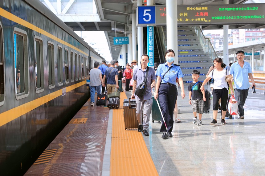 桂林北站工作人员服务重点旅客，护送旅客乘车。李洪锐摄