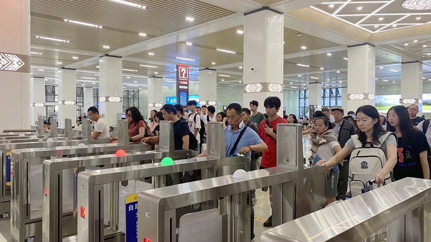 吴圩机场站旅客等候检票进站。张丽君摄