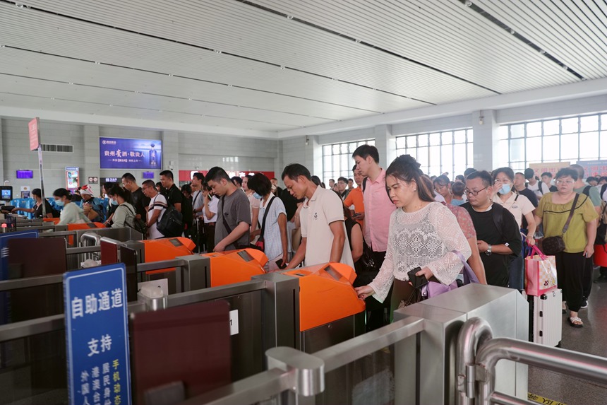 玉林站旅客有序进站乘车。吕鑫 摄