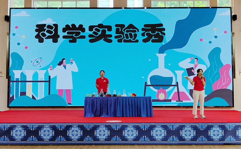 科普實驗秀《冰火奇緣》。覃炫銘攝
