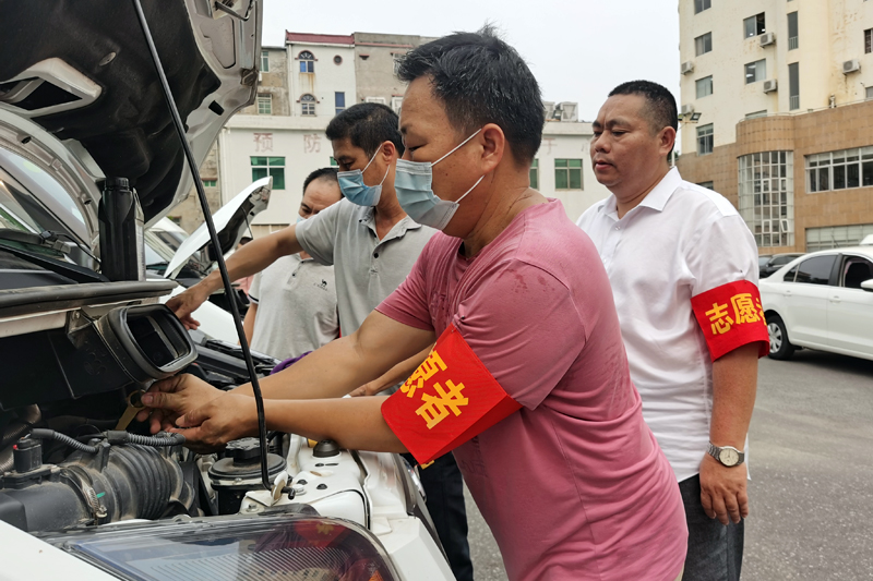 广西钦州市局（公司）物流配送中心党员在开展TPM车辆志愿维护服务。陈崇娟摄