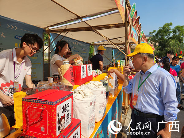 群众品尝特色农产品。人民网 黄子婧摄