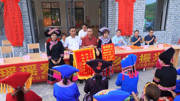 乡贤们现场捐赠了一批办公设备