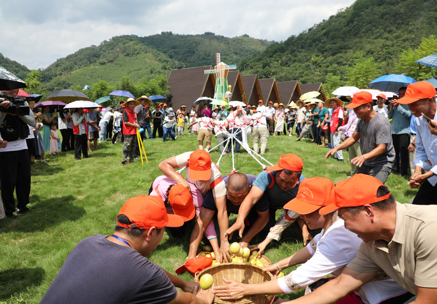 圖為“倒拉牛”趣味拔河比賽現場。黃藍瑩攝