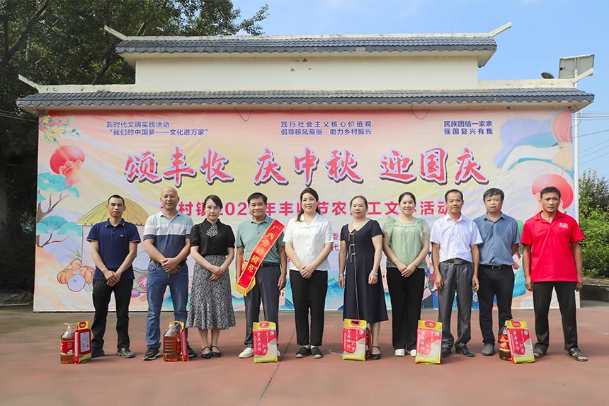 象州县总工会和寺村镇人民政府领导为先进代表送上慰问品。刘奕晨摄