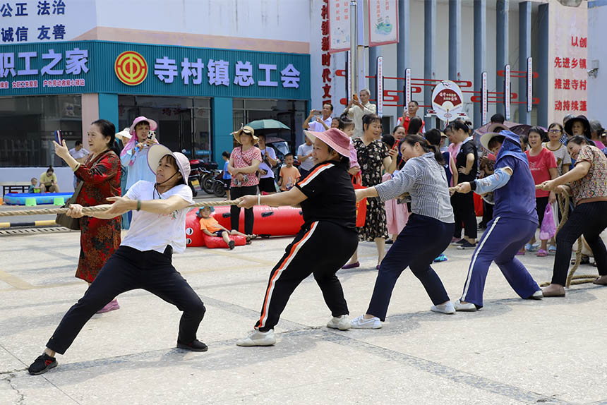 四方拔河现场。刘奕晨摄