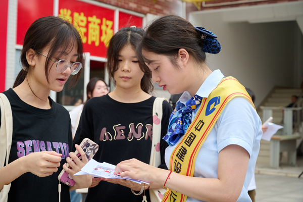 通過進校園活動向廣大在校師生宣傳普及金融知識。建行廣西區分行供圖