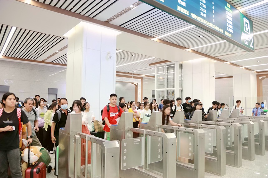 南宁北站旅客有序出站。于莉摄