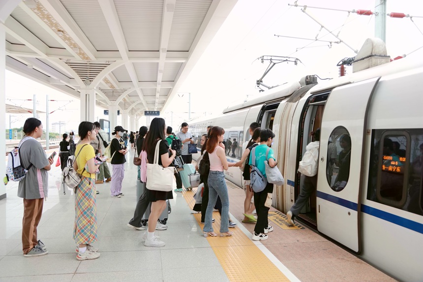南宁北站站台旅客有序乘降。于莉摄