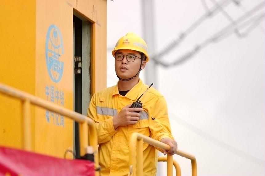 工作人员现场盯控。张成毅摄