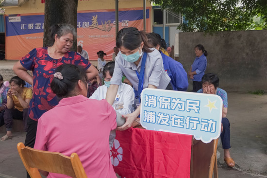 浦發銀行南寧分行攜手廣西醫大開元埌東醫院在南寧市西鄉塘區金陵鎮剛德村提供義診服務。黃文怡攝