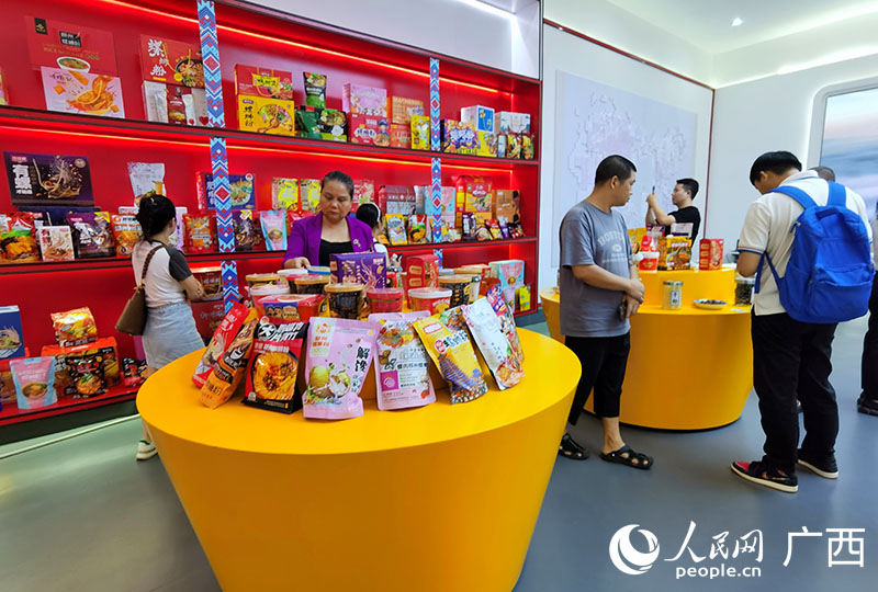 与会人员进园区考察柳州螺蛳粉品牌发展情况。人民网 付华周摄