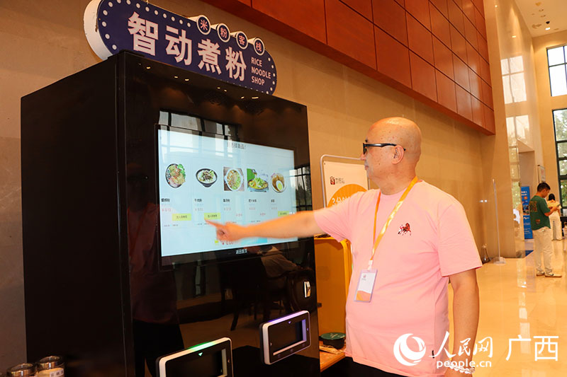 活动现场展示的智能煮粉机。人民网 付华周摄