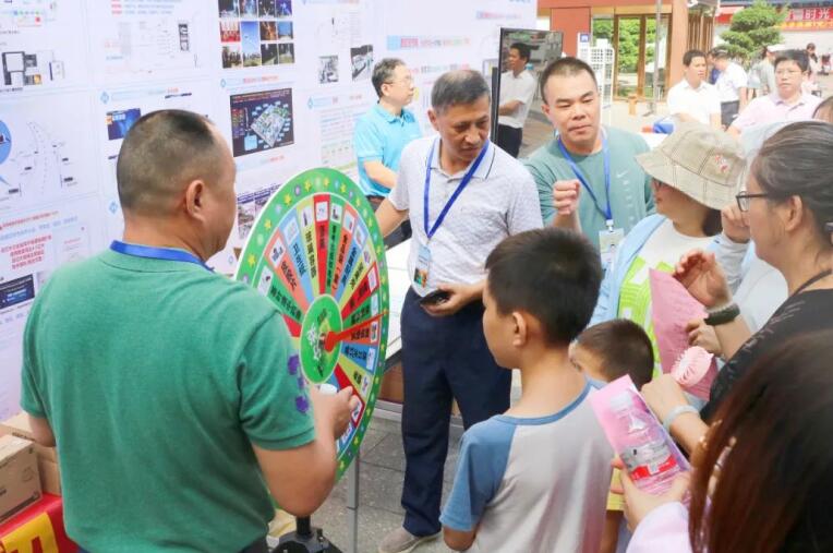 來賓市公共機構節能宣傳周啟動儀式現場，市民群眾踴躍參與節能知識轉盤游戲