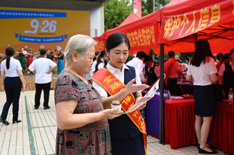 工作人員用消費者聽得懂、願意聽的方式，主動向社區居民普及金融知識。鐘穎攝