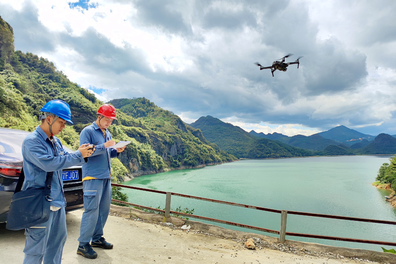 “双节”前夕，南方电网广西桂林兴安供电局组织技术骨干利用无人机对10千伏配电线路开展精准巡视，全面开展线路隐患排查。蒋健摄