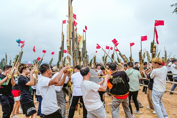 图2：2023年大浪镇红邓屯第二届芦笙比响赛比赛现场 (秦昱翔 摄)