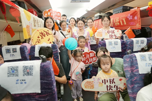 D4104次列车中秋主题活动，旅客展示参加活动的奖品。曹烁摄