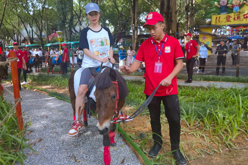 市民体验骑行。洪思摄