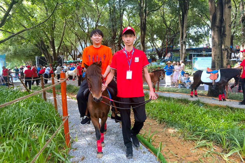 市民体验骑行。洪思摄