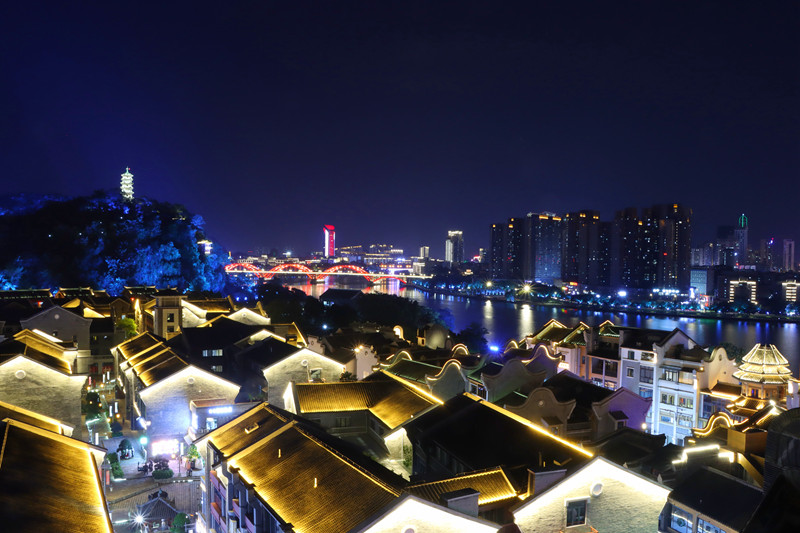 在龙城阁顶楼拍摄的柳州夜景。陈粤摄