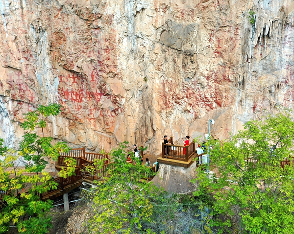 广西宁明花山岩画景区里，游客们纷纷拍照留念。