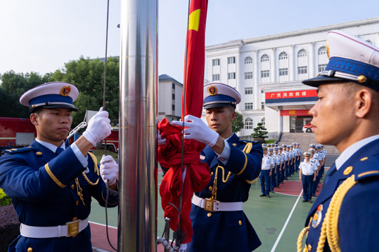 升旗仪式。贺州消防供图