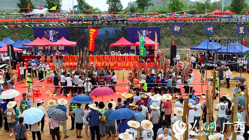 柳北区长塘镇西流村龙塘屯芦笙超级比响嘉年华活动。人民网 付华周摄