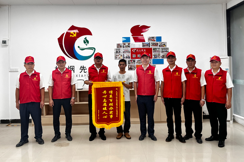图为受帮助困难零售客户为丹心志愿服务队赠送锦旗。魏星摄