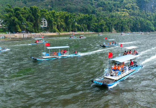 中秋、國慶期間，陽朔漓江景區游人乘坐游船感受生態人文秋日的美景。