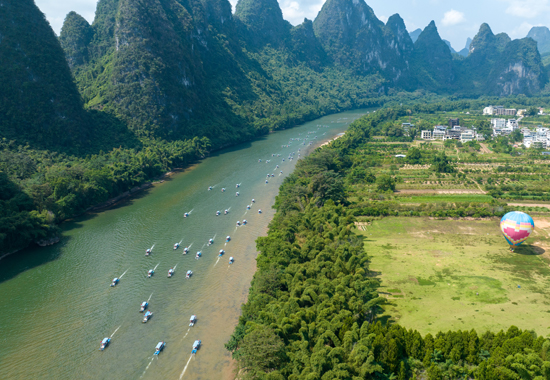 中秋、國慶期間，陽朔漓江景區游人乘坐游船感受生態人文秋日的美景。