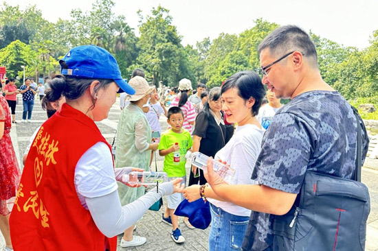 志愿者们开展各项志愿服务。民生银行桂林分行供图