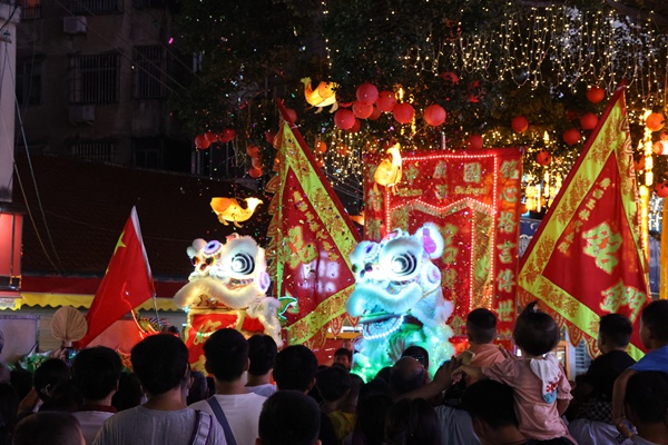 “十字街”节日氛围浓厚。