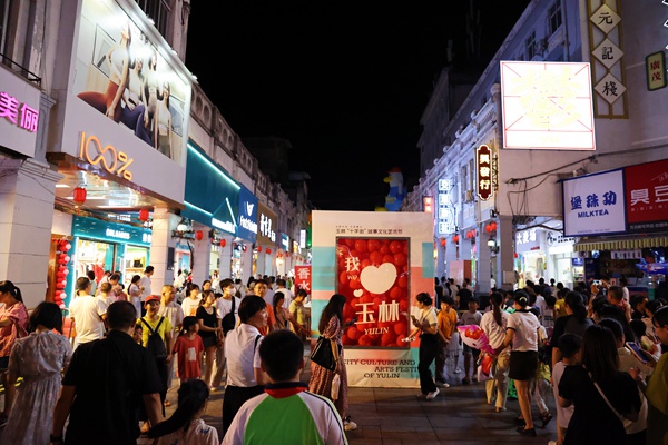 “十字街”上人潮涌动。