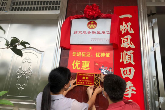 （图为凭祥镇开展人大代表挂牌亮身份）