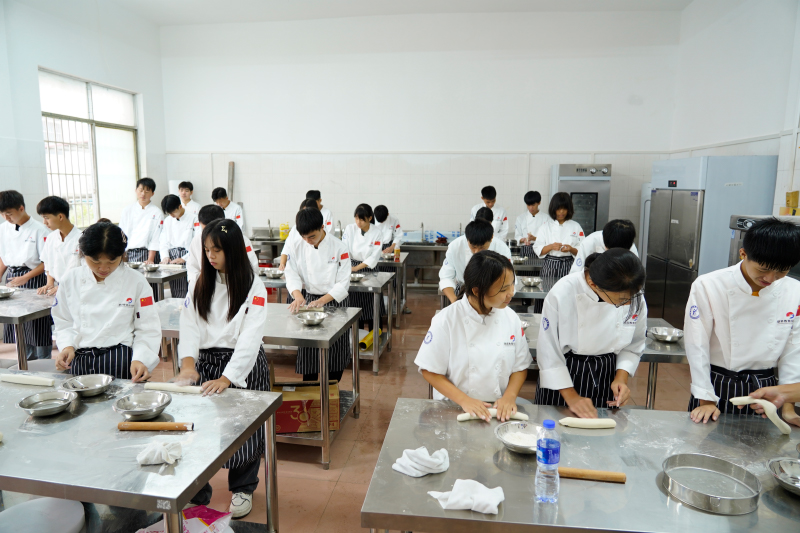 中餐烹饪专业学生正在上课。韦雨淇摄