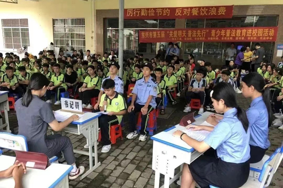 模拟法庭——青少年普法教育进校园活动。东兴融媒体中心供图