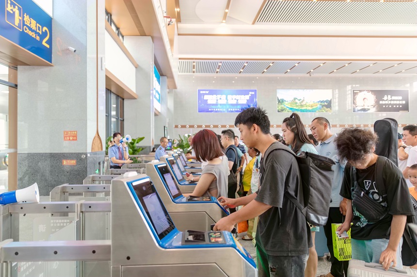 河池西站檢票口旅客有序通過閘機。蘭炳侶攝
