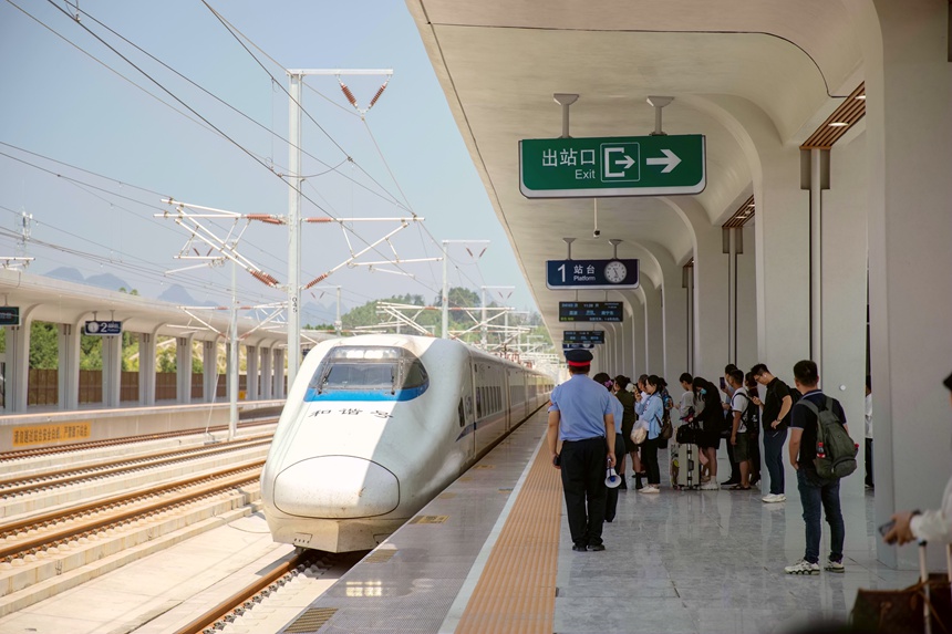 河池西站旅客正在排隊上車。蘭炳侶攝