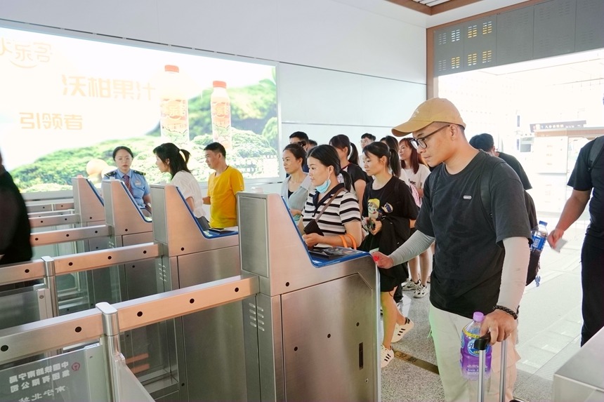 南寧北站旅客有序進站乘車。梁競輝攝