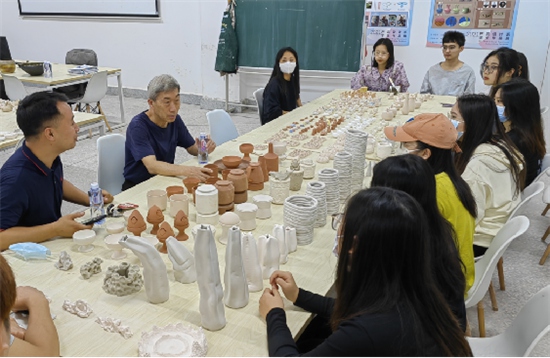 该校教授对参赛学生进行专业指导。北海艺术设计学院供图