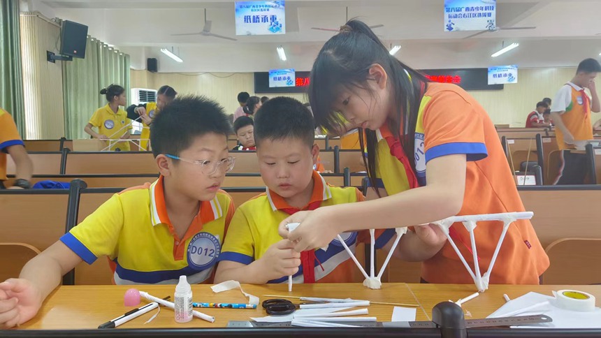 科技运动会比赛现场。玉凤秋摄
