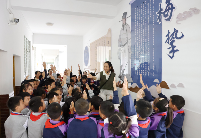 平乐县平乐镇第一小学利用课余时间组织该校小学生学习反腐倡廉故事。苏桂摄