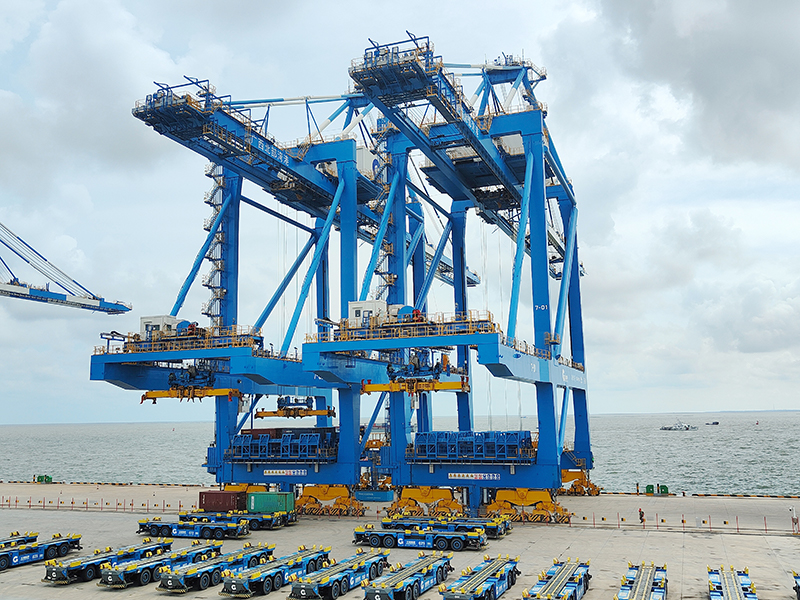 在钦州港码头，自动化装卸车辆正在进行装卸作业。覃炫铭摄
