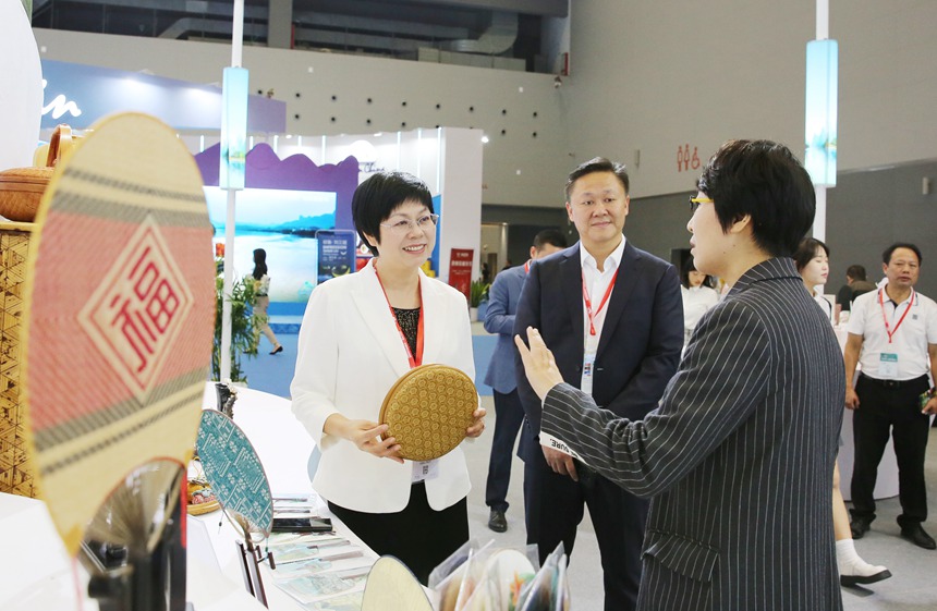 王凤玲一行走访资源县参展企业。