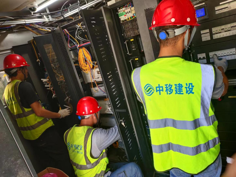 广西移动工程师检查网络通信线路、设备。广西移动供图