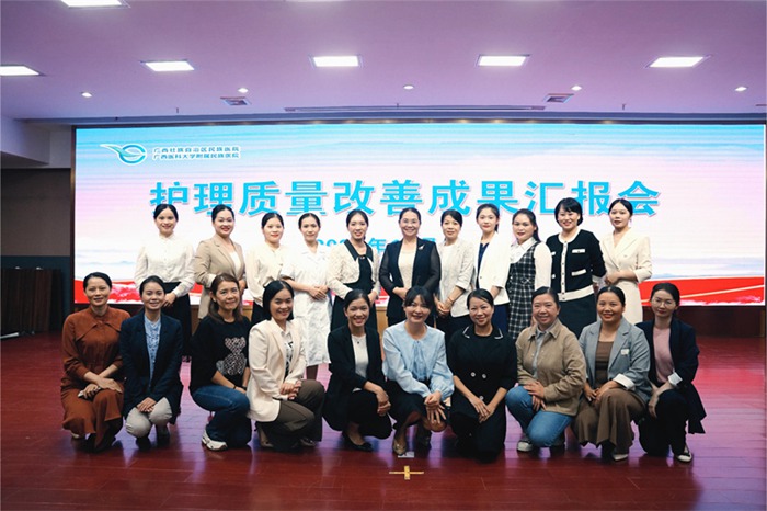 选手与领导、评委等工作人员合影