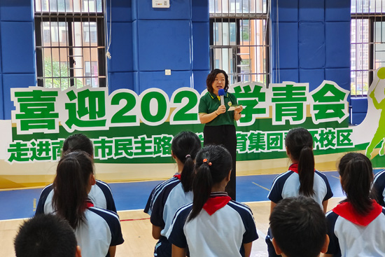 南宁市民主路小学教育集团青环校区常务副校长卜新颖在活动上致辞。人民网记者 沈泉池摄