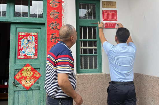 为全镇46名基层农村人大代表在自家门前挂上了统一制作的“人大代表”身份牌。毛莹摄