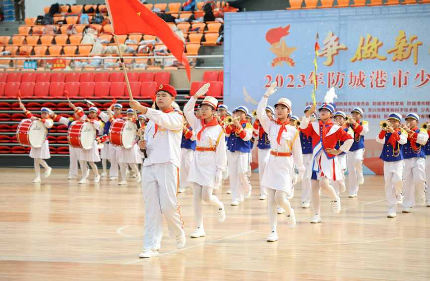 少先队员们身着亮丽的鼓号服、精神焕发地踏步向前。钟宇潼摄